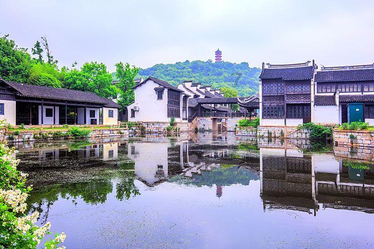赵权和Hani取消关注泫雅，公开表示不支持泫雅和龙俊亨的恋情
